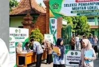 Photo kiri: Rhendra Kusuma, M.Pd Kepala Bidang Pembinaan SD Dinas Pendidikan dan Kebudayaan Kabupaten Jombang, Photo kanan: tampak/dokumentasi proses tahap pendaftaran calon tenaga pembimbing muatan lokal keagamaan di Kabupaten Jombang. Photo: Istimewa/edit. 

