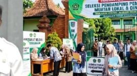 Photo kiri: Rhendra Kusuma, M.Pd Kepala Bidang Pembinaan SD Dinas Pendidikan dan Kebudayaan Kabupaten Jombang, Photo kanan: tampak/dokumentasi proses tahap pendaftaran calon tenaga pembimbing muatan lokal keagamaan di Kabupaten Jombang. Photo: Istimewa/edit. 


