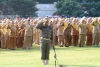 Photo istimewa: Ilustrasi ASN mengawali masuk kerja pada hari Senin melakukan upacara dan mengenakan seragam keki, coklat. 