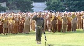 Photo istimewa: Ilustrasi ASN mengawali masuk kerja pada hari Senin melakukan upacara dan mengenakan seragam keki, coklat. 