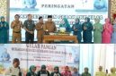 Acara ditutup dengan prosesi pemotongan tumpeng oleh panitia bersama Bupati dan Ketua TP PKK Kabupaten Jombang (photo atas) dan demo Chef Farikh masak menu pangan lokal dan olahan ikan (photo bawah), sebagai simbol rasa syukur atas suksesnya pengabdian PKK menginjak usia 54 tahun dalam membangun masyarakat Jombang yang sejahtera, Selasa (19/5/2026). Photo: istimewa humas dinas kompinfi pemkab jombang. 