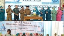 Acara ditutup dengan prosesi pemotongan tumpeng oleh panitia bersama Bupati dan Ketua TP PKK Kabupaten Jombang (photo atas) dan demo Chef Farikh masak menu pangan lokal dan olahan ikan (photo bawah), sebagai simbol rasa syukur atas suksesnya pengabdian PKK menginjak usia 54 tahun dalam membangun masyarakat Jombang yang sejahtera, Selasa (19/5/2026). Photo: istimewa humas dinas kompinfi pemkab jombang. 