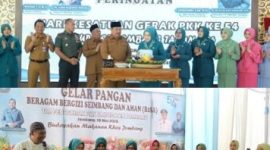 Acara ditutup dengan prosesi pemotongan tumpeng oleh panitia bersama Bupati dan Ketua TP PKK Kabupaten Jombang (photo atas) dan demo Chef Farikh masak menu pangan lokal dan olahan ikan (photo bawah), sebagai simbol rasa syukur atas suksesnya pengabdian PKK menginjak usia 54 tahun dalam membangun masyarakat Jombang yang sejahtera, Selasa (19/5/2026). Photo: istimewa humas dinas kompinfi pemkab jombang. 