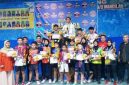 Photo bersama para Juara YURAIS CUB V 2026, tampak kanan: H Rudi Hariadi, pemilik GOR/PTM Yurais, Ketua PTMSI Kabupaten Jombang HM Tamim (merah/tiga dari kanan), Ketua Panpel Yurais Cub V 2026, Yusuf Nurdiawan (biru/kelima dari kiri), Minggu (17/5/2026). Photo: https://layang.co