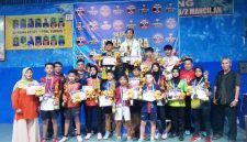 Photo bersama para Juara YURAIS CUB V 2026, tampak kanan: H Rudi Hariadi, pemilik GOR/PTM Yurais, Ketua PTMSI Kabupaten Jombang HM Tamim (merah/tiga dari kanan), Ketua Panpel Yurais Cub V 2026, Yusuf Nurdiawan (biru/kelima dari kiri), Minggu (17/5/2026). Photo: https://layang.co