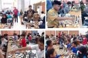 Tampak Sekretaris Percasi Jombang Mustawan Yusuf (berdiri/batik) dan Sugeng Wiyoto (wasit) mengasi jalannya pertandingan di Aula 1 Dinas Dikbud Jombang, Minggu (24/5/2026). Photo: https://layang.co