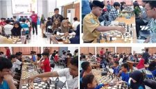 Tampak Sekretaris Percasi Jombang Mustawan Yusuf (berdiri/batik) dan Sugeng Wiyoto (wasit) mengasi jalannya pertandingan di Aula 1 Dinas Dikbud Jombang, Minggu (24/5/2026). Photo: https://layang.co