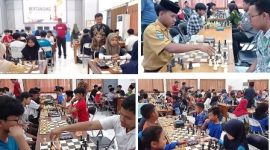 Tampak Sekretaris Percasi Jombang Mustawan Yusuf (berdiri/batik) dan Sugeng Wiyoto (wasit) mengasi jalannya pertandingan di Aula 1 Dinas Dikbud Jombang, Minggu (24/5/2026). Photo: https://layang.co