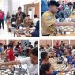 Tampak Sekretaris Percasi Jombang Mustawan Yusuf (berdiri/batik) dan Sugeng Wiyoto (wasit) mengasi jalannya pertandingan di Aula 1 Dinas Dikbud Jombang, Minggu (24/5/2026). Photo: https://layang.co