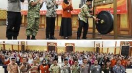 Pembukaan dimulainya pelatihan petugas SE 2026 ini ditandai dengan pemukulan gong oleh Bupati Warsubi, didampingi jajaran Forum Koordinasi Pimpinan Daerah (Forkopimda) Jombang, Sekdakab Jombang Agus Purnomo S.H., M.Si, dan Kepala BPS Jombang Mouna Sri Wahyuni, S.Si., M.Si. Tampak hadir dalam kegiatan tersebut, para Kepala OPD terkait di lingkup Pemkab Jombang. Photo: Istimewa/Humas Dinas Kominfo Pemkab Jombang. 