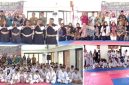 Photo bersama: dari kiri, Asisten I (berkopyah hitam) bersama Kadis Dikbud (biru), Kadis Porapar (putih), Ketum KONI, Kasek Perwakilan, Wasit Juri, kanan atas, photo bersama, Panitia tim administrasi, kiri bawah, bersama atlet peserta, kanan bawah, seorang atlet memperagakan kelas embo perorangan putri. Photo: https://layang.co. 