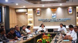 Bupati Jombang Warsubi, S.H., M.Si. (keempat dari kiri/coklat), Bupati Nganjuk Dr. Drs. H. Marhaen Djumadi menggelar pertemuan koordinasi dengan Direktur Jenderal Bina Marga Kementerian Pekerjaan Umum, Dr. Ir. Roy Rizali Anwar, S.T., M.T., di Jakarta. Sedangkan Bupati Kediri Hanindhito Himawan Pramana, S.H., hadir diwakili oleh Kepala Bappeda dan Kadis PUPR Kabupaten Kediri. Photo: istimewa