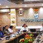 Bupati Jombang Warsubi, S.H., M.Si. (keempat dari kiri/coklat), Bupati Nganjuk Dr. Drs. H. Marhaen Djumadi menggelar pertemuan koordinasi dengan Direktur Jenderal Bina Marga Kementerian Pekerjaan Umum, Dr. Ir. Roy Rizali Anwar, S.T., M.T., di Jakarta. Sedangkan Bupati Kediri Hanindhito Himawan Pramana, S.H., hadir diwakili oleh Kepala Bappeda dan Kadis PUPR Kabupaten Kediri. Photo: istimewa