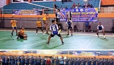 Photo atas: Pertandingan antara Tim Putra Kecamatan Kesamben (biru) melawanTim Putra Kecamatan tembelang. Photo bawah: Pembukaan Kejuaraan dihadiri Sekdakab Jombang Agus Purnomo, SH., M.Si, Sekdin Porapar Jombang,Yulita Purwaningsih mewakili Kadis Nur Evva Maylia, Ketua KONI Kab. Jombang, Sumarsono, PJU Polres Jombang dan Kapolsek Jajaran Polres Jombang, dan peserta perwakilan, Jum’at (19/6/2026). Photo: https://layang.co