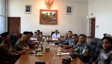 Kehadiran rombongan Walikota Prabumulih, H. Arlan, yang hadir didampingi Ketua TP PKK, Hj. Linda Apriana Arlan, beserta jajaran Kepala Perangkat Daerah terkait Pemkot Prabumulih. disambut oleh Wakil Bupati Jombang, Salmanudin, S.Ag., M.Pd., Asisten Ekonomi dan Pembangunan Setdakab Jombang, Bambang Suntowo, S.E., M.Si., Kepala Dinas Pertanian Jombang Ir. Muhammad Rony, M.M., serta Kepala OPD terkait lingkup Pemkab Jombang. Photo: istimewa/humas dinas kominfo jombanhg