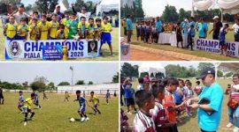 Photo searah jarum jam: Kiri atas: Tim Putra SSB Pesawat FC Juara I KU-12, Kanan atas: Pengalungan medali dan jabatan tangan kepada pejabat, kiri bawah: Permainan sepak bola final kostum kuning biru (Pesawat FC) vs biru-biru Tim Mojoduwur, kanan bawah: Ketua Askab PSSI Jombang memberi uang kepada pemain usia dini. Photo: https://layang.co