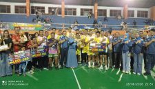 Kapolres Jombang didampingi istri foto bersama para juara usai penyerahan trophy dan uang pembinaan, Minggu (28/6/2026).