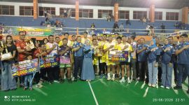 Kapolres Jombang didampingi istri foto bersama para juara usai penyerahan trophy dan uang pembinaan, Minggu (28/6/2026).