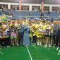 Kapolres Jombang didampingi istri foto bersama para juara usai penyerahan trophy dan uang pembinaan, Minggu (28/6/2026).