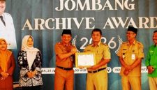 Bupati Jombang yang diwakili oleh Sekretaris Daerah Kabupaten Jombang Agus Purnomo S.H., M.Si menyerahkan penghargaan kepada Thonsom Pranggono A.P., M.E., Kepala Dinas Perpustakaan dan Kearsipan (Disperpusip) sukses menempati urutan pertama dengan raihan nilai tertinggi sebesar 98,10 (meningkat dari 89,65 di tahun 2025). 