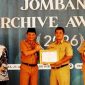 Bupati Jombang yang diwakili oleh Sekretaris Daerah Kabupaten Jombang Agus Purnomo S.H., M.Si menyerahkan penghargaan kepada Thonsom Pranggono A.P., M.E., Kepala Dinas Perpustakaan dan Kearsipan (Disperpusip) sukses menempati urutan pertama dengan raihan nilai tertinggi sebesar 98,10 (meningkat dari 89,65 di tahun 2025). 