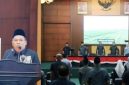 Wakil Bupati Jombang Salmanudin, S.Ag., M.Pd (kiri) menyampaikan jawaban Bupati terhadap Pemandangan Umum (PU) Fraksi-Fraksi DPRD terkait Rancangan Peraturan Daerah (Raperda) tentang Penyelenggaraan Jasa Konstruksi. Rapat Paripurna dihadiri langsung Bupati Jombang Warsubi, S.H., M.Si,  jajaran Forkopimda, Sekretaris Daerah Kabupaten (Sekdakab), serta para Kepala Organisasi Perangkat Daerah (OPD) di lingkup Pemkab Jombang, Senin (8/6/2026). 