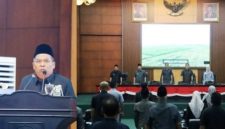 Wakil Bupati Jombang Salmanudin, S.Ag., M.Pd (kiri) menyampaikan jawaban Bupati terhadap Pemandangan Umum (PU) Fraksi-Fraksi DPRD terkait Rancangan Peraturan Daerah (Raperda) tentang Penyelenggaraan Jasa Konstruksi. Rapat Paripurna dihadiri langsung Bupati Jombang Warsubi, S.H., M.Si, jajaran Forkopimda, Sekretaris Daerah Kabupaten (Sekdakab), serta para Kepala Organisasi Perangkat Daerah (OPD) di lingkup Pemkab Jombang, Senin (8/6/2026).