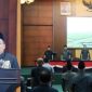 Wakil Bupati Jombang Salmanudin, S.Ag., M.Pd (kiri) menyampaikan jawaban Bupati terhadap Pemandangan Umum (PU) Fraksi-Fraksi DPRD terkait Rancangan Peraturan Daerah (Raperda) tentang Penyelenggaraan Jasa Konstruksi. Rapat Paripurna dihadiri langsung Bupati Jombang Warsubi, S.H., M.Si,  jajaran Forkopimda, Sekretaris Daerah Kabupaten (Sekdakab), serta para Kepala Organisasi Perangkat Daerah (OPD) di lingkup Pemkab Jombang, Senin (8/6/2026). 