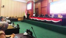 Rapat Paripurna dipimpin Ketua DPRD Jombang Hadi Atmaji, dihadiri Bupati Jombang Warsubi, Wakil Bupati Salmanuddin Yazid, jajaran Forkopimda, anggota DPRD, serta kepala organisasi perangkat daerah (OPD) di lingkungan Pemkab Jombang, Senin (8/6/2026) di ruang rapat DPRD Jombang.