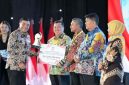Bupati Jombang, Warsubi, S.H., M.Si., menerima penganugrahan Apresiasi Pemerintah Daerah Berprestasi Tahun 2026 Regional Jawa-Bali dari Menteri Koordinator Bidang Politik & Keamanan RI, Djamari Chaniago, Kamis (4/6/2026) di Yogyakarta. Photo: istimewa humas dinas kominfo pemkab jombang. 