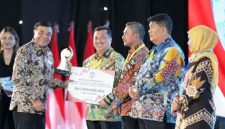 Bupati Jombang, Warsubi, S.H., M.Si., menerima penganugrahan Apresiasi Pemerintah Daerah Berprestasi Tahun 2026 Regional Jawa-Bali dari Menteri Koordinator Bidang Politik & Keamanan RI, Djamari Chaniago, Kamis (4/6/2026) di Yogyakarta. Photo: istimewa humas dinas kominfo pemkab jombang.