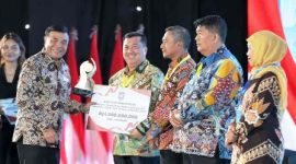 Bupati Jombang, Warsubi, S.H., M.Si., menerima penganugrahan Apresiasi Pemerintah Daerah Berprestasi Tahun 2026 Regional Jawa-Bali dari Menteri Koordinator Bidang Politik & Keamanan RI, Djamari Chaniago, Kamis (4/6/2026) di Yogyakarta. Photo: istimewa humas dinas kominfo pemkab jombang. 