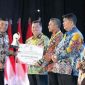 Bupati Jombang, Warsubi, S.H., M.Si., menerima penganugrahan Apresiasi Pemerintah Daerah Berprestasi Tahun 2026 Regional Jawa-Bali dari Menteri Koordinator Bidang Politik & Keamanan RI, Djamari Chaniago, Kamis (4/6/2026) di Yogyakarta. Photo: istimewa humas dinas kominfo pemkab jombang. 