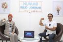 Dokter Spesialis Ortopedi RSUD Jombang, dr Raden Taufan Mulyo, Sp.OT menunjukkan ilustrasi kekuatan otot saat dialog pada Humas RSUD Jombang menyapa yang dipandu host Ratna Susilawati, Rabu (10/6/2026).