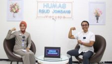 Dokter Spesialis Ortopedi RSUD Jombang, dr Raden Taufan Mulyo, Sp.OT menunjukkan ilustrasi kekuatan otot saat dialog pada Humas RSUD Jombang menyapa yang dipandu host Ratna Susilawati, Rabu (10/6/2026).