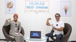 Dokter Spesialis Ortopedi RSUD Jombang, dr Raden Taufan Mulyo, Sp.OT menunjukkan ilustrasi kekuatan otot saat dialog pada Humas RSUD Jombang menyapa yang dipandu host Ratna Susilawati, Rabu (10/6/2026).
