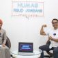 Dokter Spesialis Ortopedi RSUD Jombang, dr Raden Taufan Mulyo, Sp.OT menunjukkan ilustrasi kekuatan otot saat dialog pada Humas RSUD Jombang menyapa yang dipandu host Ratna Susilawati, Rabu (10/6/2026).