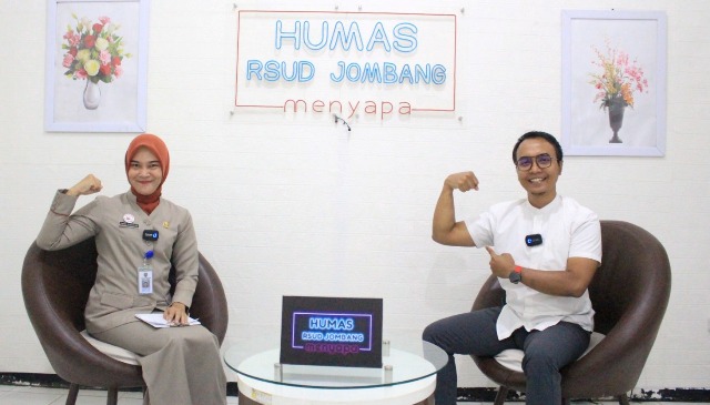 Dokter Spesialis Ortopedi RSUD Jombang, dr Raden Taufan Mulyo, Sp.OT menunjukkan ilustrasi kekuatan otot saat dialog pada Humas RSUD Jombang menyapa yang dipandu host Ratna Susilawati, Rabu (10/6/2026).