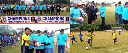 Photo: Rangkaian photo upacara pembukaan Piala Presiden I tahun 2026 diikuti 10 Tim KU-10 tahun, 14 KU-12 tahun. Tampak Kepala Dsiporapar menyerahkan bola sepak kepada wasita dan Ketua KONI menyerahkan bola sepak kepada pelatih peserta kejuaraan, Sabtu (20/06/2026). 