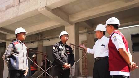 Tim Transisi sedang melakukan peninjau gedung sekolah rakyat di Tunggorono untuk memastikan kesiapan tempat pembelajaran menjelang ajaran baru tahun 2026/2027.  
