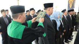 Pelantikan dipimpin langsung oleh Bupati Jombang Warsubi, S.H., M.Si., dihadiri Wakil Bupati Salmanudin, S.Ag., M.Pd., Sekda Agus Purnomo, S.H., M.Si., beserta jajaran Staf Ahli, Asisten dan Kepala Perangkat Daerah, Kamis (9/7/2026).