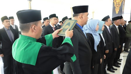 Pelantikan dipimpin langsung oleh Bupati Jombang Warsubi, S.H., M.Si., dihadiri Wakil Bupati Salmanudin, S.Ag., M.Pd., Sekda Agus Purnomo, S.H., M.Si., beserta jajaran Staf Ahli, Asisten dan Kepala Perangkat Daerah, Kamis (9/7/2026).