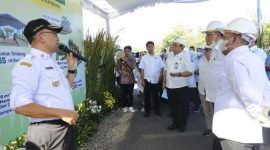 Kepala Dinas Lingkungan Hidup (DLH) Kabupaten Jombang, Miftahul Ulum, ST, M.Si. (kiri) memandu langsung proses peninjauan alur teknis operasional, termasuk pemeriksaan performa mesin pencacah serta sarana sortir sampah di lokasi, Rabu (15/7/2026). Photo: Humas Dinas Kominfo Pemkab Jombang