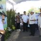 Kepala Dinas Lingkungan Hidup (DLH) Kabupaten Jombang, Miftahul Ulum, ST, M.Si. (kiri) memandu langsung proses peninjauan alur teknis operasional, termasuk pemeriksaan performa mesin pencacah serta sarana sortir sampah di lokasi, Rabu (15/7/2026). Photo: Humas Dinas Kominfo Pemkab Jombang