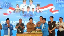 Rangkaian acara peringatan Harlah ke-53 dan Pelantikan DPD KNPI Kabupaten Jombang ini diakhiri secara khidmat dengan pembacaan doa bersama serta prosesi pemotongan tumpeng sebagai simbol rasa syukur, Selasa (28/7/2026)