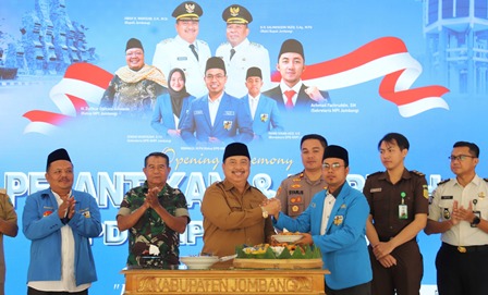 Rangkaian acara peringatan Harlah ke-53 dan Pelantikan DPD KNPI Kabupaten Jombang ini diakhiri secara khidmat dengan pembacaan doa bersama serta prosesi pemotongan tumpeng sebagai simbol rasa syukur, Selasa (28/7/2026)