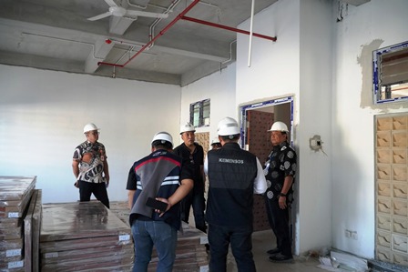 Kepala Dinas Sosial (Kadinsos) Kabupaten Jombang, Agung Hariadi, S.T., M.M menyampaikan, berdasarkan verifikasi lapangan, 7 gedung prioritas masih terus dikebut pengerjaannya dan belum sepenuhnya siap digunakan pada 14 Juli 2026. 