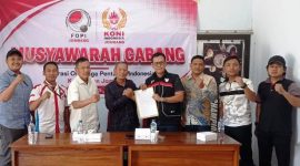 Usai MUSKAB, Sabtu (25/7/2026) potho bersama pengurus, dari kiri: Aria Maulana (atlet PON Petanque), M Syarifudin Sholeh (Bendahara), Sumarsono (Ketum KONI Jombang), Suatmadi (Kapt Purn- Ketua Terpilih Petanque), Dr Abdul Hafidz, Sekum FOPI Pengprov Jatim, Deni Setiawan Hakim, M.Pd., Rudi (Pengurus), Izac Purnama (Pengurus). Photo: https://layang.co