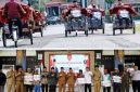 Usai penyerahan unit becak listrik secara simbolis kepada perwakilan penerima, Warsubi Bupati Jombang menjajal langsung ketangguhan mengendarai becak listrik tersebut mulai dari halaman Pendopo - masuk ke Alun Alun dan kembali lagi ke Pendopo. Photo: Dinas Kominfo Pemkab Jombang.