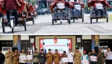 Usai penyerahan unit becak listrik secara simbolis kepada perwakilan penerima, Warsubi Bupati Jombang menjajal langsung ketangguhan mengendarai becak listrik tersebut mulai dari halaman Pendopo - masuk ke Alun Alun dan kembali lagi ke Pendopo. Photo: Dinas Kominfo Pemkab Jombang.